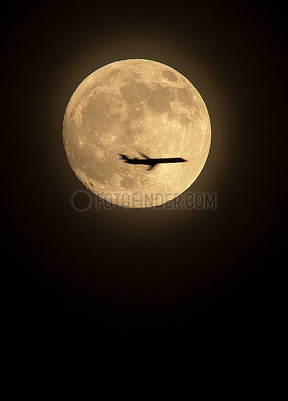 Flugzeug vor Vollmond,  Muenchen,  Januar 2020