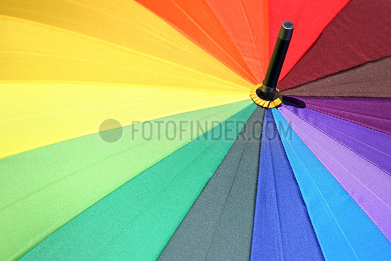 Hamburg,  Deutschland,  aufgespannter Regenschirm in Regenbogenfarben
