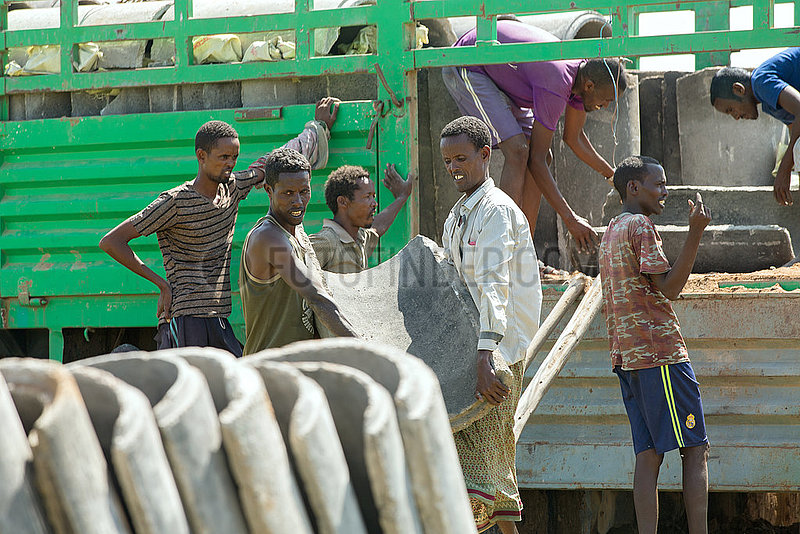Burferedo,  Somali Region,  Aethiopien - Beton-Wasserrohre zur Trinkwasserversorgung