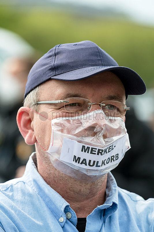 Deutschland,  Bremen - Demonstration gegen Corona-Restriktionen,  Atemschutzmaske als Symbol fuer angebliche Zensur
