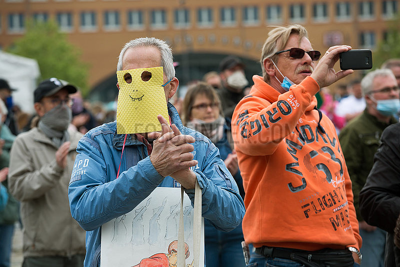 Deutschland,  Bremen - Originellle Adaption von Atemschutzmaske bei Demonstration gegen Corona-Restriktionen