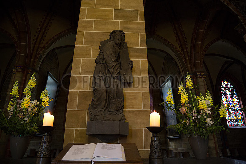 Deutschland,  Bremen - Nebenaltar im St.-Petri-Dom,  Skulptur zeigt Jesus auf dem Weg zur Kreuzigung