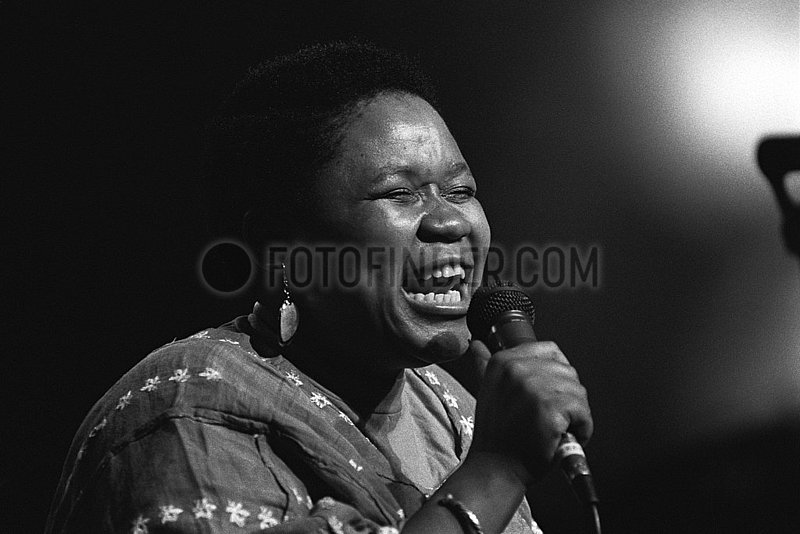 MOTAUNG,  Audrey - Portrait of the singer
