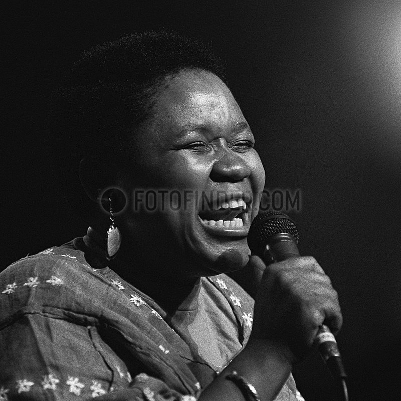 MOTAUNG,  Audrey - Portrait of the singer