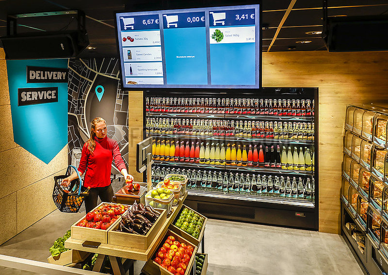 Supermarkt der Zukunft,  Bezahlen mit Handy und QR Code,  Messe Euroshop,  Duesseldorf,  Nordrhein-Westfalen,  Deutschland