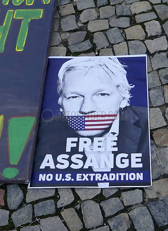 Protest gegen die Inhaftierung Julian Assanges vor der US-Botschaft