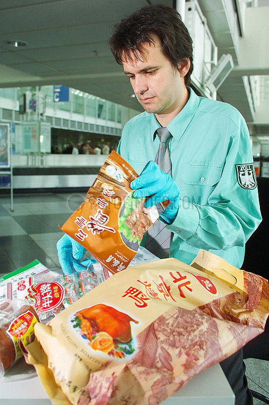Gefahr Vogelgrippe,  Zoll beschlagnahmt Lebensmittel aus Asien,  Muenchner Flughafen,  2005