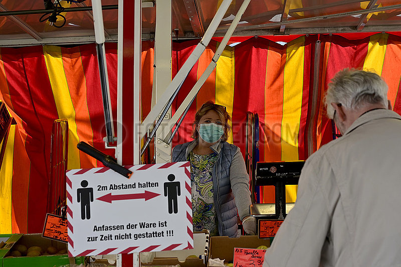 Deutschland,  Nordrhein-Westfalen,  Essen - Einkaufen auf einem Wochenmarkt waehrend der Coronapandemie