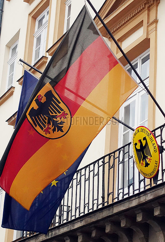 Krakau,  Polen,  Deutsche Nationalfahne und die Europafahne an einem Balkon des Generalkonsulats der Bundesrepublik Deutschland