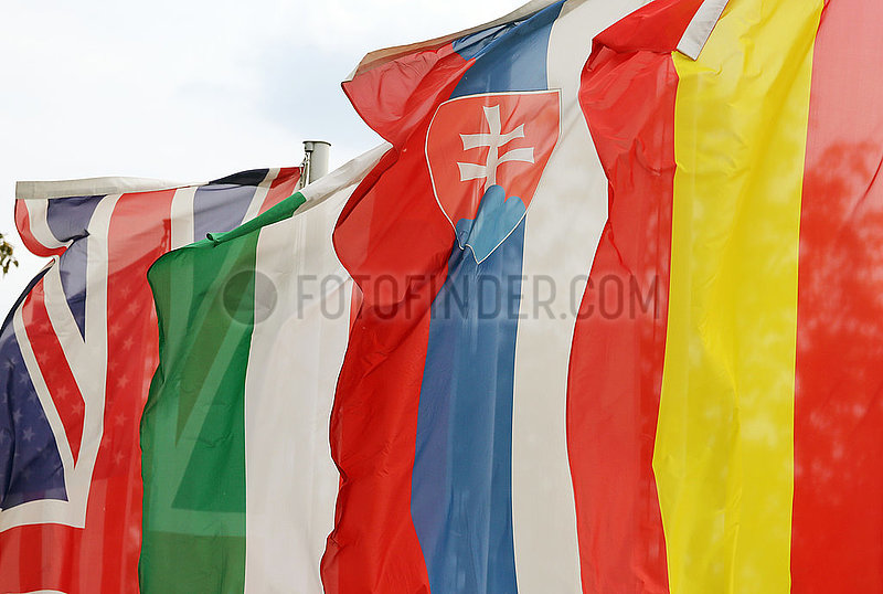 Baden-Baden,  Deutschland,  Nationalfahnen von Grossbritannien,  Ungarn,  der Slowakei und Spanien