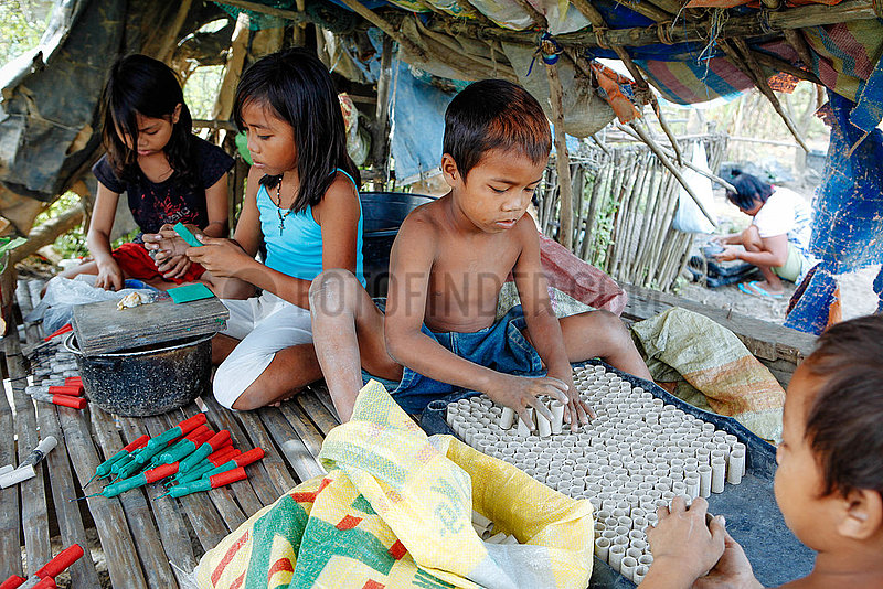 Child Labour at firecracker industry - Kinderarbeit in Feuerwerksfabriken