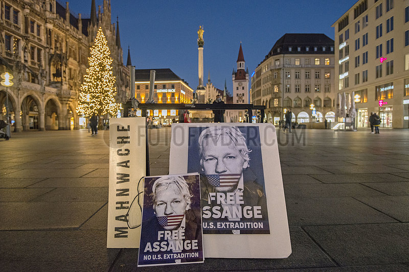 Mahnwache fuer Julian Assange,  Marienplatz abends,  Muenchen,  18.12.2020