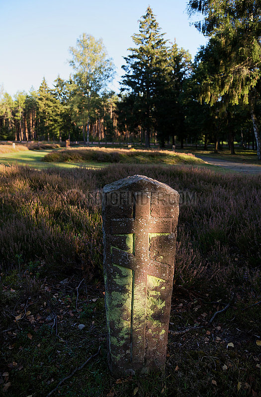 Deutschland,  Lohheide - Kriegsgefangenfriedhof der Gedenkstaette Bergen-Belsen. Hier liegen sowjetische Soldaten,  die die Nazis zu Tode gequaelt haben