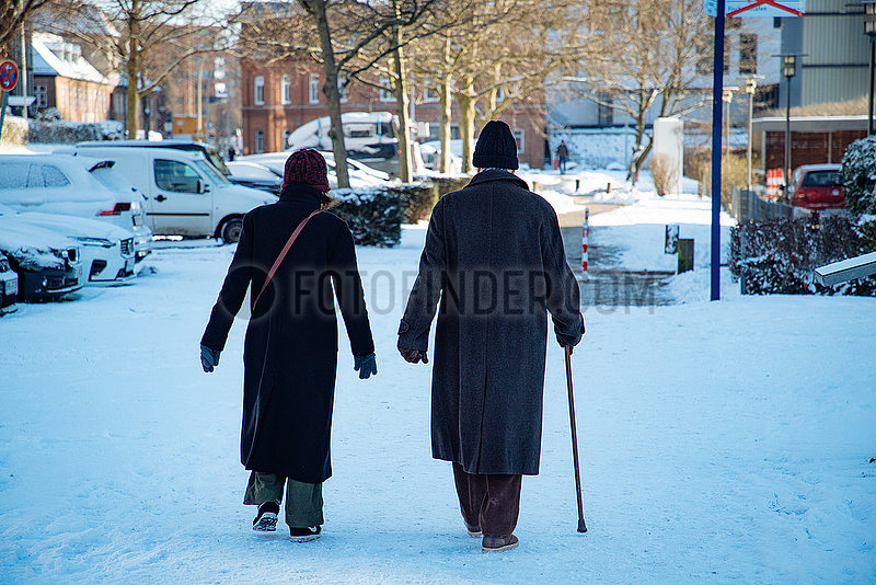 Rentner beim Spaziergang im Schnee