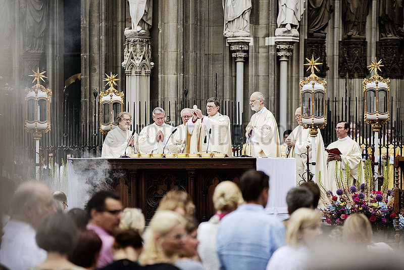 Fronleichnam,  Prozession in Köln,  Kardinal Woelki hält Messe auf Roncalliplatz vor dem Dom