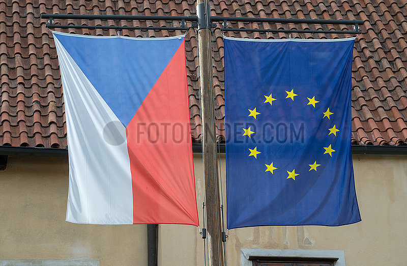 Cesky Krumlov,  Tschechische Republik - Die Flaggen von Tschechien und der Europaeischen Union
