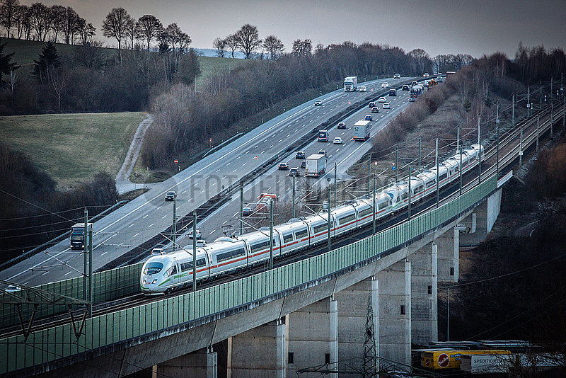 Intercity der DB vor Autobahn A3