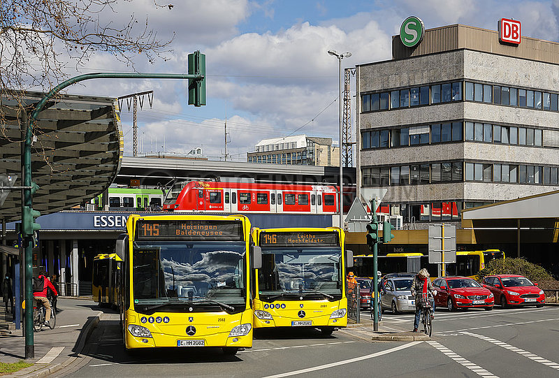 Verschiedene Verkehrsmittel in der Innenstadt,  Essen,  Nordrhein-Westfalen,  Deutschland