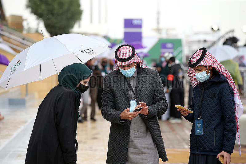 Riad,  Saudi-Arabien,  Einheimische bei Regenwetter auf der Galopprennbahn