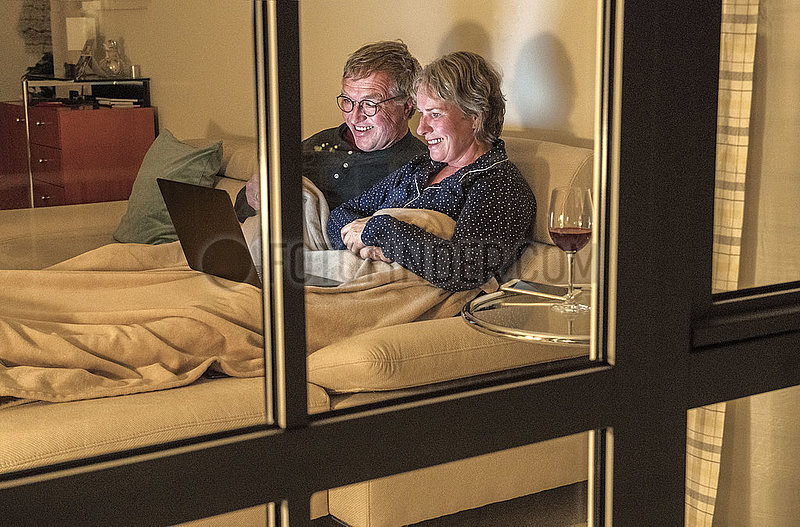 Netflix-Abend zuhause,  Seniorenpaar am Notebook,  Muenchen,  2. Mai 2021