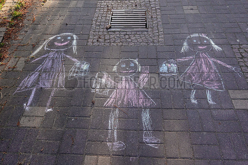 Berlin,  Deutschland,  Kreidezeichnung dreier Maedchen auf Asphalt