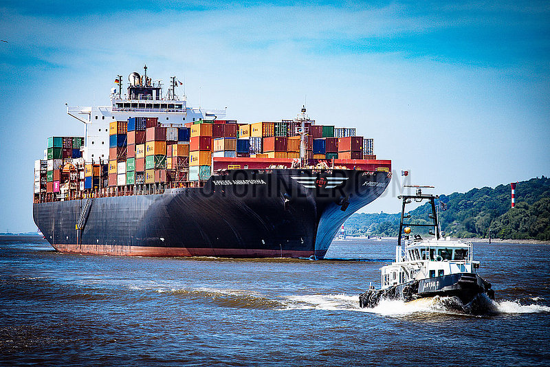 Containerschiff X-Press Annapurna auf der Elbe