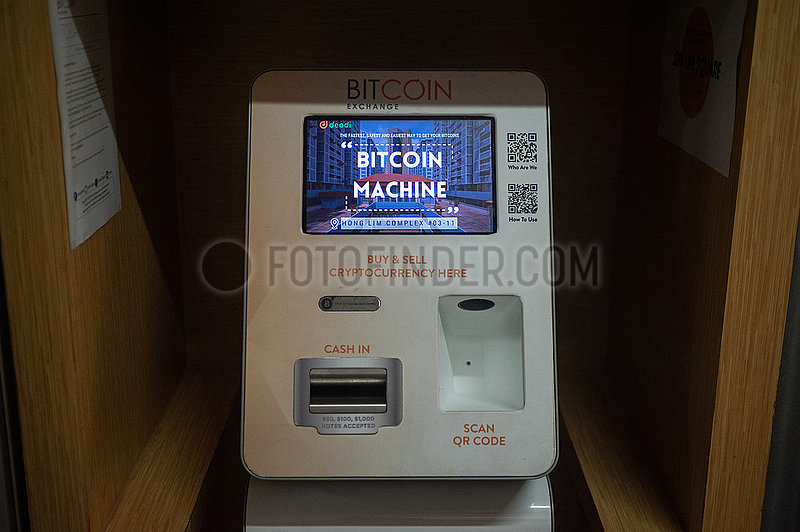 Singapur,  Republik Singapur,  Bitcoin-Automat mit Bildschirm fuer Kryptowaehrung