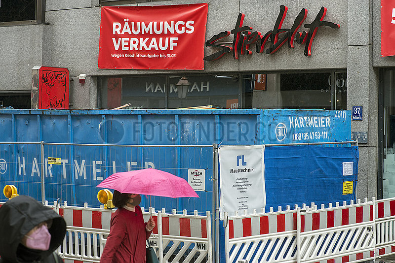 Raeumungsverkauf beim Fashionladen stierblut in Muenchen,  06.05.2021