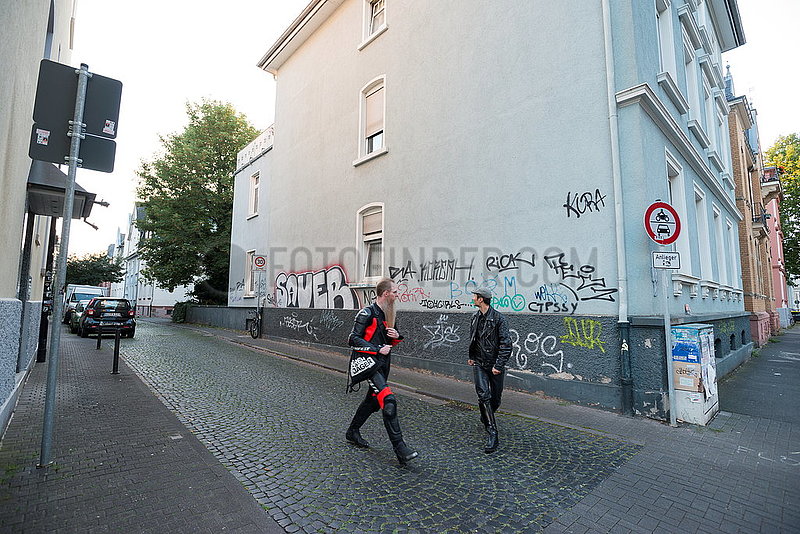 Passanten und Graffitis individuelles Bruchstrassenviertel