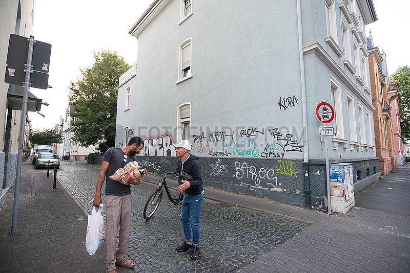 Passanten und Graffitis individuelles Bruchstrassenviertel