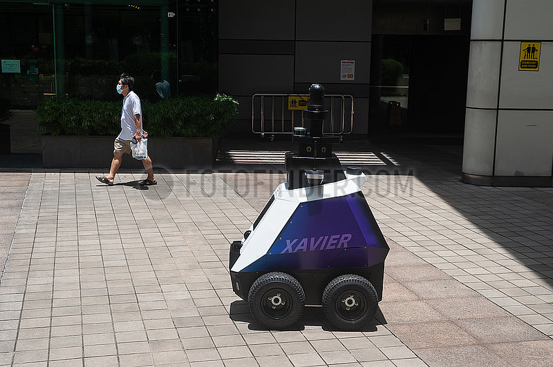 Singapur,  Republik Singapur,  HTX autonomer Roboter auf Streife vor einem Einkaufszentrum in einer Wohngegend