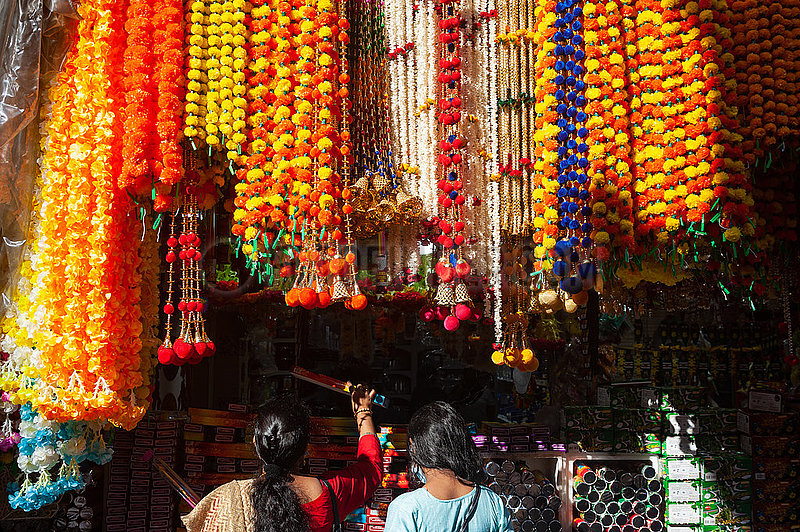 Singapur,  Republik Singapur,  Strassenstand mit dekorativen Ornamenten und bunten Girlanden in Little India