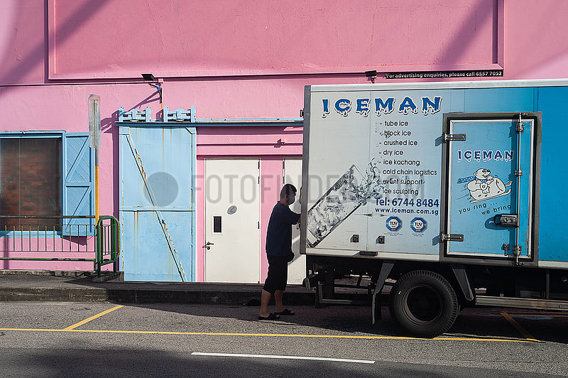 Singapur,  Republik Singapur,  Alltagsszene zeigt einen Eislieferant mit seinem Lieferwagen am Strassenrand