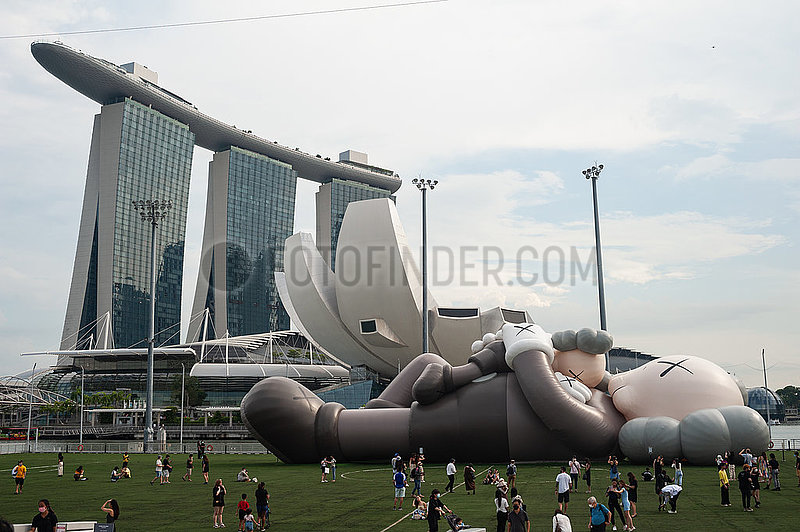 Singapur,  Republik Singapur,  Riesiges Pop-Art Kunstwerk des Kuenstlers Kaws auf dem Float in Marina Bay