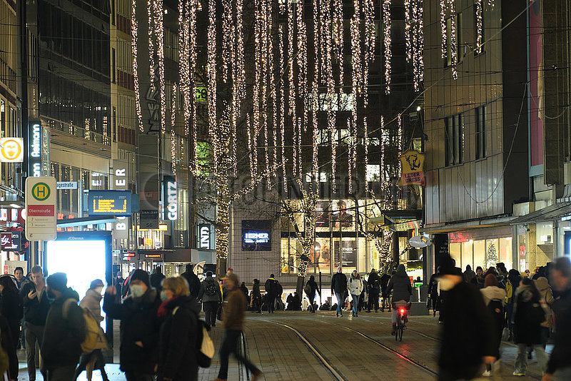 Deutschland,  Bremen - Weihnachtsschmuck in der Obernstrasse in der City