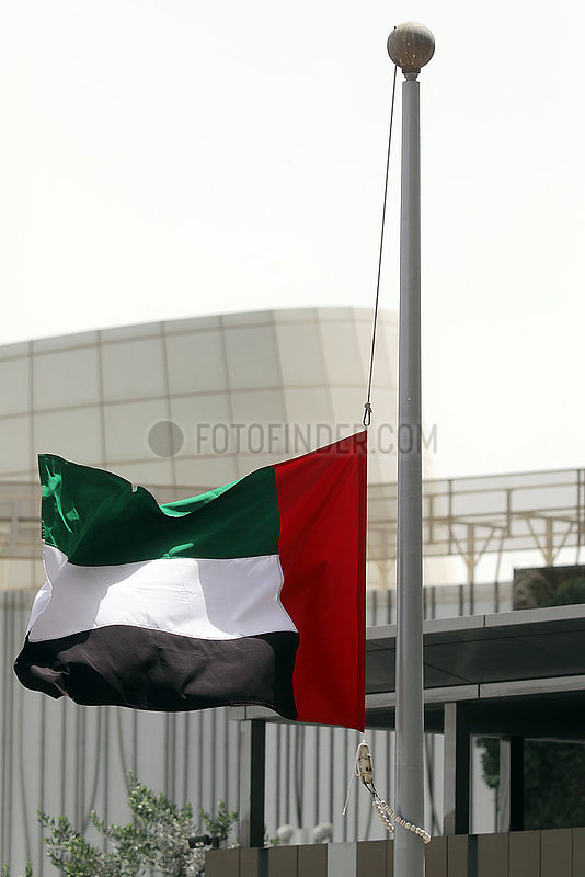 Dubai,  Vereinigte Arabische Emirate,  Nationalfahne weht auf Halbmast