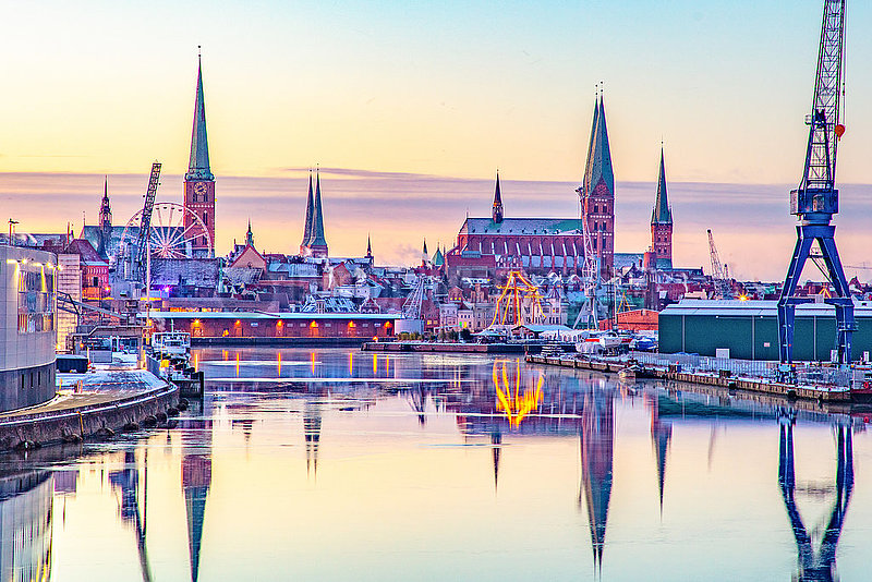 Hansestadt Lübeck. Weihnachtlicher Blick auf die Stadt im Winter
