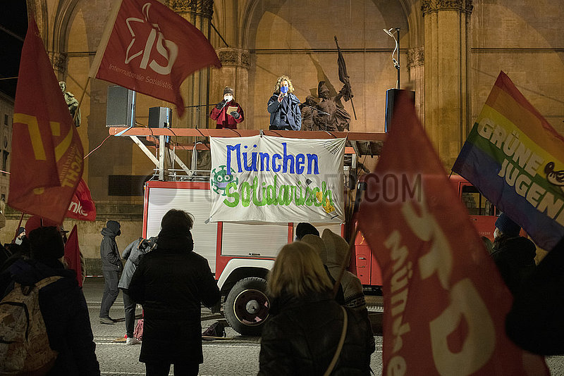 Bündnis „München solidarisch“,  Demonstration gegen Querdenken und für Impfung,  München,  Odeonsplatz,  5. Januar 2022