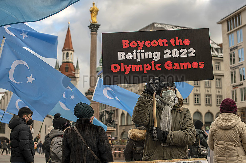 Demonstration von in München lebenden Exil-Uiguren auf dem Marienplatz,  Aufruf,  die Olympischen Spiele in Peking zu boykottieren,  München,  8. Januar 2022