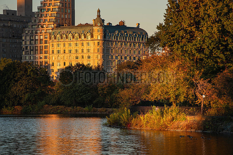 Vereinigte Staaten,  New York City,  Manhattan. Obere Westseite im Herbst. Sonnenaufgang und Reflexion über den Central Park Jacqueline Kennedy Onassis Reservoir