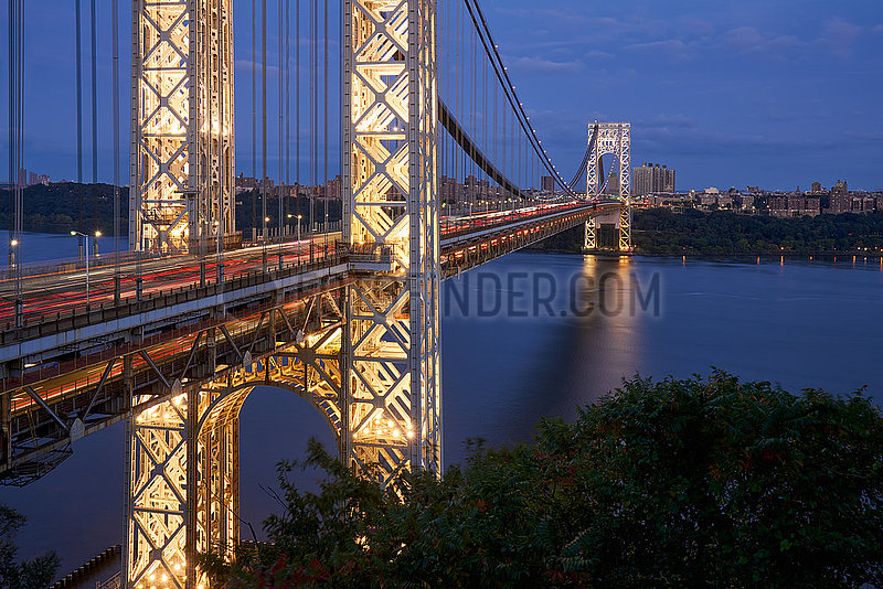Vereinigte Staaten,  New York City,  Upper Manhattan. Die beleuchtete George Washington Bridge erstreckt sich an den Hudson River am Abend