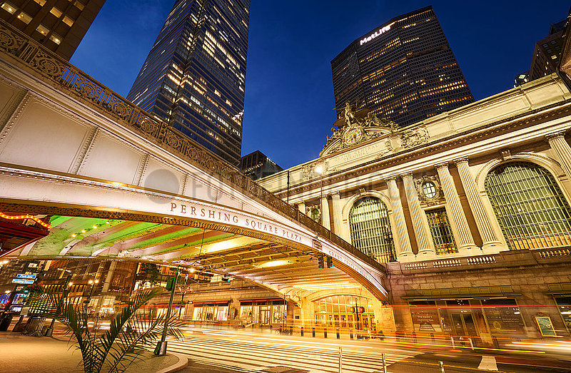 Vereinigte Staaten,  New York City,  Midtown Manhattan. 42nd Street,  Grand Central Terminal Eingang (historisches Wahrzeichen) am Abend beleuchtet