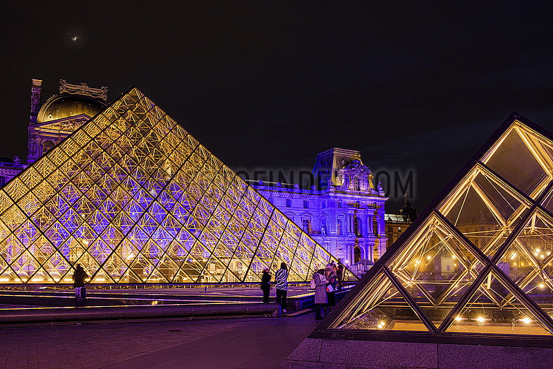 Frankreich. Paris (75) (1. Bezirk). Im Januar 2022,  für eine Woche,  leuchtet das Louvre Museum in den Farben Europas für den Start der französischen Präsidentschaft des Rates der Europäischen Union auf. Pei's Pyramide,  Napoleon Court