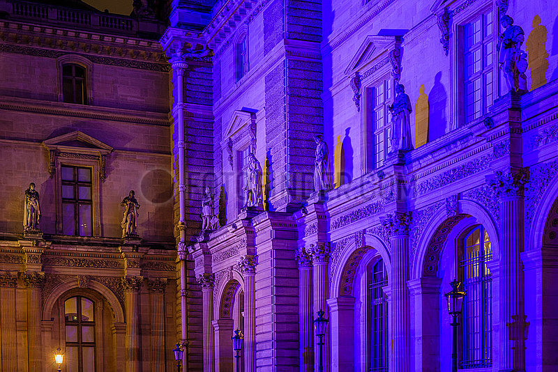 Frankreich. Paris (75) (1. Bezirk). Im Januar 2022 leuchtet das Louvre-Museum für eine Woche in Blau in den Farben Europas,  für den Start der französischen Präsidentschaft des Rates der Europäischen Union. Die Fassaden des Museums im Napoleon-Innenhof