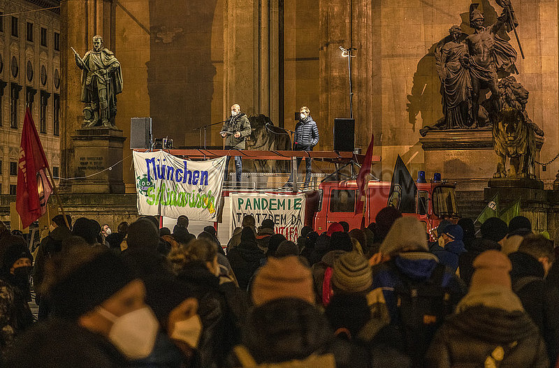 Bündnis „München solidarisch“,  Gegendemonstration gegen Querdenken und für Impfung,  München,  Odeonsplatz,  12. Januar 2022