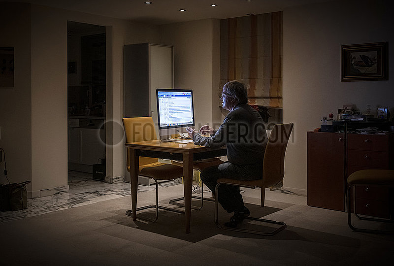Mann arbeitet abends im Homeoffice,  während der Coronakrise,  München,  27. Januar 2022