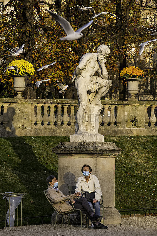 Frankreich. Paris (6. Bezirk) Luxemburg Gardens im Herbst. November 2020. Während der zweiten Haft beschlossen,  der Epidemie des Coronavirus (Covid19) entgegenzuwirken