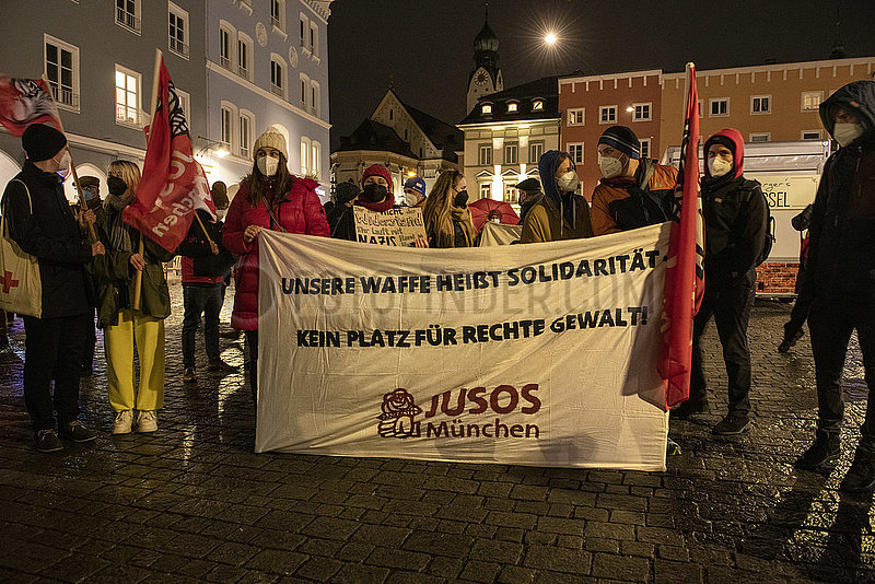Gegendemonstration gegen Querdenker,  Motto Solidarität statt Hetze,  auch Solidarität mit den Pflegekräften,  Rosenheim,  Montagabend,  31. Januar 2022