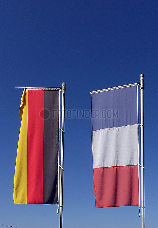 Plittersdorf,  Deutschland,  Nationalfahnen der Bundesrepublik Deutschland und Frankreich