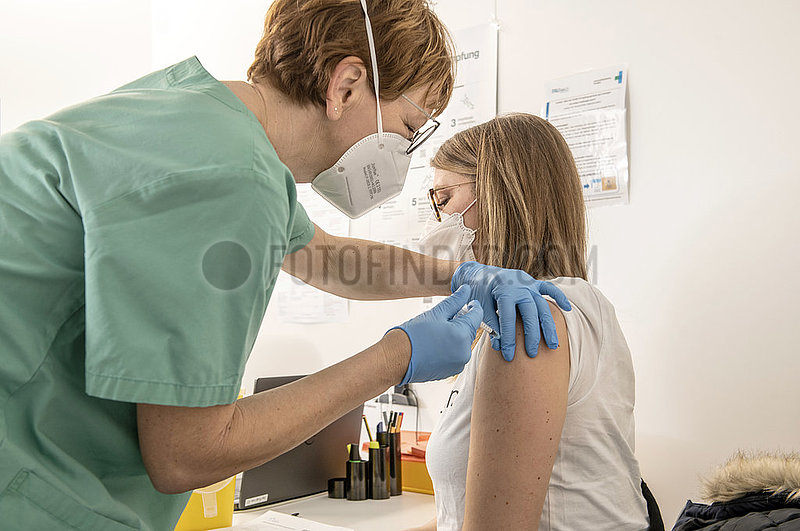 Medizinische Fachangestellte impft eine Frau im Impfzentrum des Landkreises Altötting,  Neuötting,  15. Februar 2022